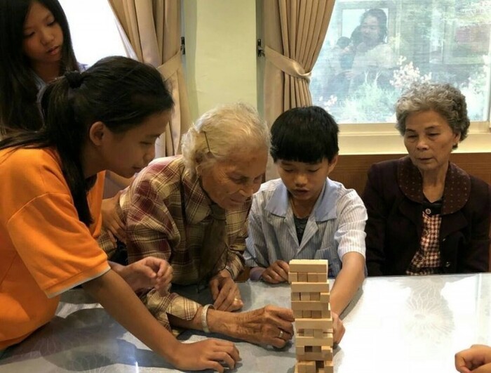 坪林國中生命教育課程到社區陪伴長者陪伴，並進行居家清掃。（新北市政府教育局提供）.jpg