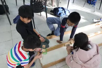 學童實際試戰鼠是否能運作，並討論如何修正。綠川 珠輝拍攝