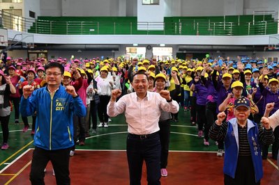 「高年級學園」開設長輩有興趣的課程，讓長輩透過學習更健康、天天有活力。圖／新北市教育局提供(另開新視窗)